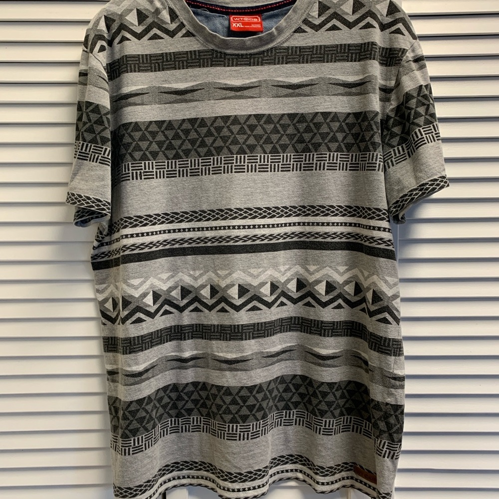 Gray Short Sleeve Tee with Geometric Pattern